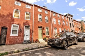 House | 2 bedrooms - Fells Point Fenced in Yard Weber Gas Grill (Baltimore)