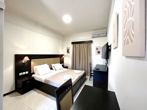 Brankas, setrika/meja setrika, dan Wi-Fi gratis