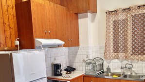Standard Apartment | Private kitchen | Mini-fridge, stovetop, toaster, cookware/dishes/utensils - Vita Blu Studios (Zakynthos)