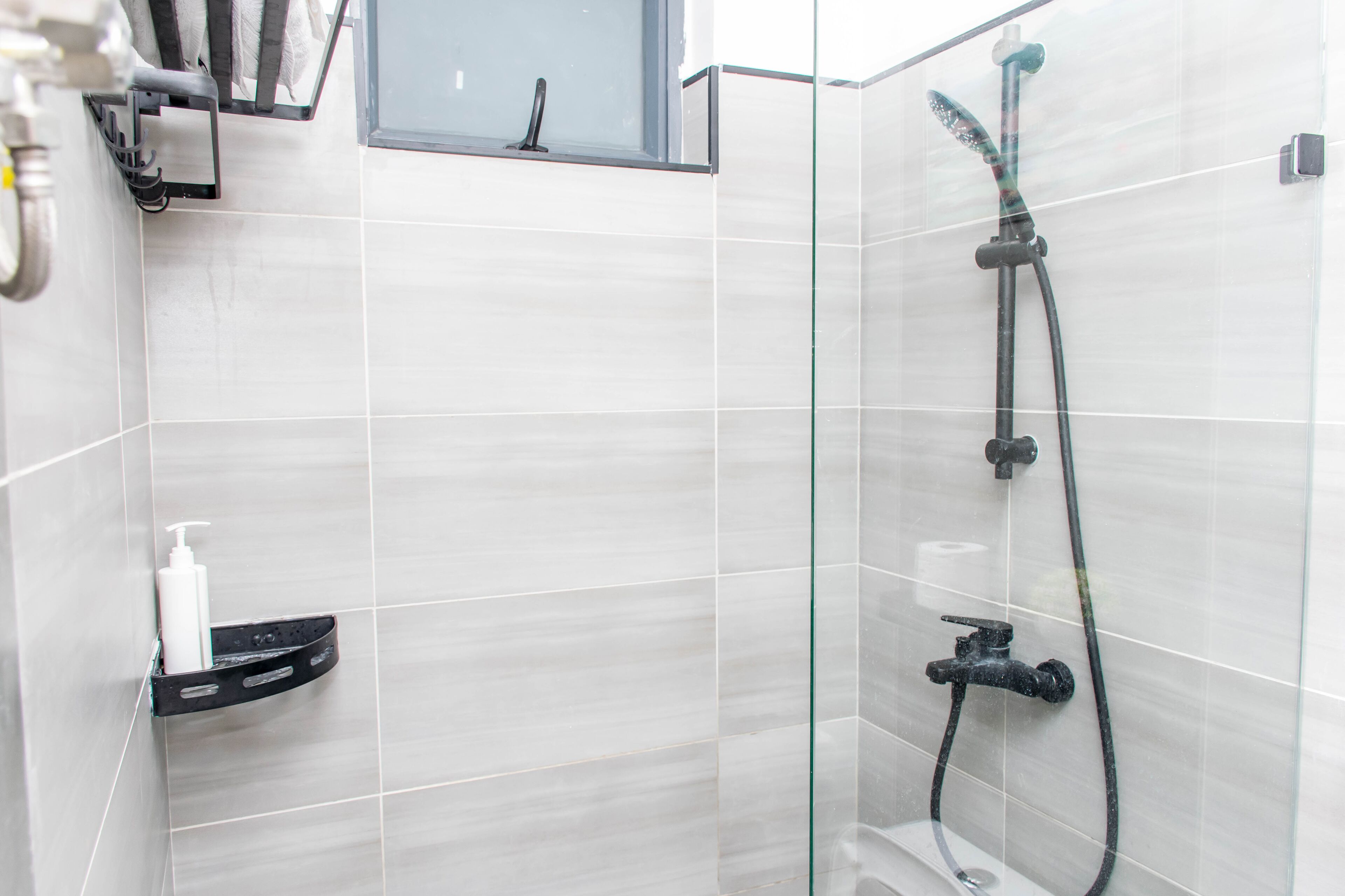 Een douche, handdoeken, zeep, toiletpapier
