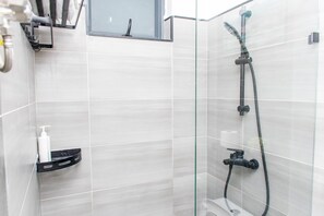 Shower, towels, soap, toilet paper - ART’s Suites (Kisumu)