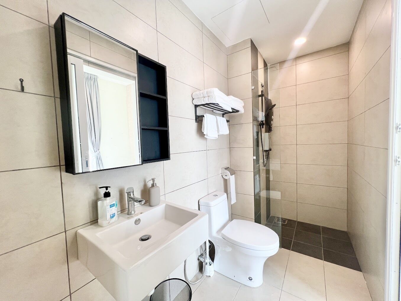 Deluxe Apartment, 2 Bedrooms | Bathroom | Towels