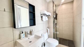 Deluxe Apartment, 2 Bedrooms | Bathroom | Towels