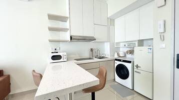 Deluxe appartement, 2 slaapkamers | Privékeuken | Een koelkast, kookgerei, borden en bestek