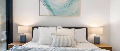 2 quartos, escrivaninha, ferros/tábuas de passar roupa, berço de viagem