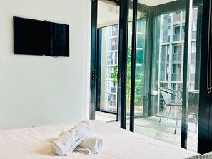 2 habitaciones, escritorio y tabla de planchar con plancha 