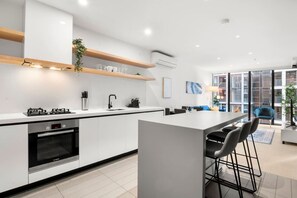 冷蔵庫、電子レンジ、オーブン、コンロ