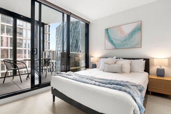 2 室のベッドルーム、デスク、アイロン / アイロン台、旅行用ベビーベッド