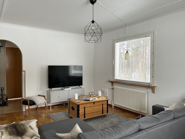 TV connectée, livres, médiathèque, vidéothèque