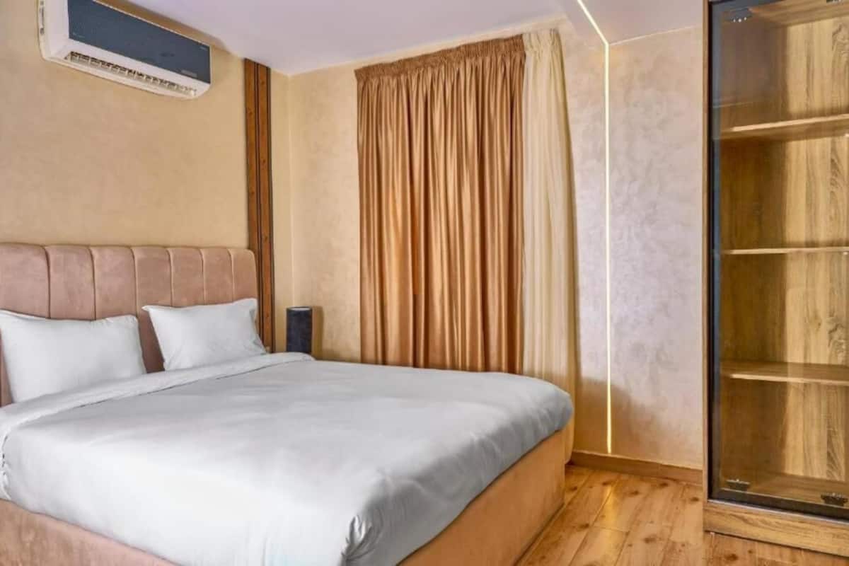 Roupas de cama premium, edredons de pluma, frigobar, Wi-Fi de cortesia