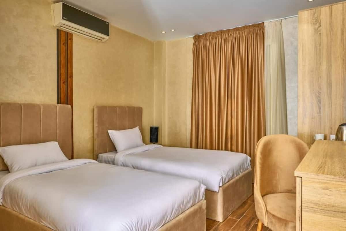 Quarto duplo standard | Roupas de cama premium, edredons de pluma, frigobar, Wi-Fi de cortesia
