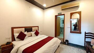 Family Room | Blackout curtains, free WiFi, bed sheets