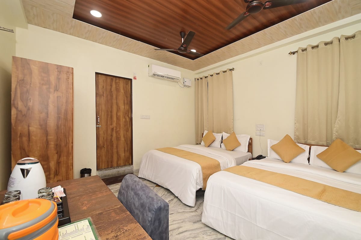 Family Four Bed AC Room | Cortinas opacas, wifi gratis, ropa de cama