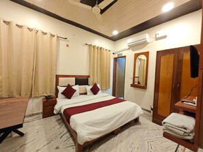 Blackout curtains, free WiFi, bed sheets - Hotel Paradise Continental (Jaipur)