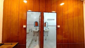 Super Deluxe Room | Kamar mandi | Shower, sandal, handuk, dan sabun