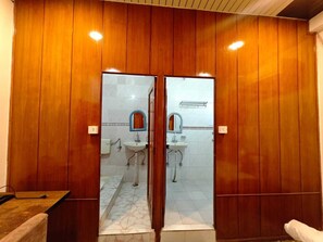 Family Triple Bed AC Room Double Bathroom | Bathroom - Hotel Paradise Continental (Jaipur)