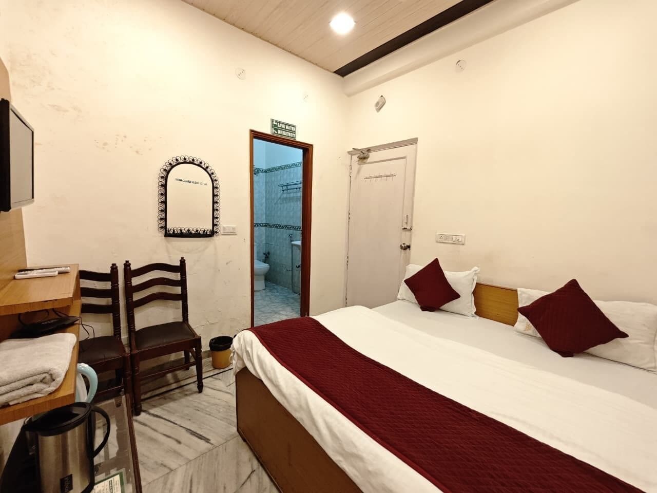 Semi Deluxe AC room | ผ้าม่านกันแสง, Wi-Fi ฟรี, ผ้าปูที่นอน