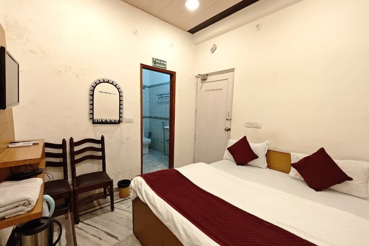 Semi Deluxe AC room | Cortinas opacas, wifi gratis, ropa de cama