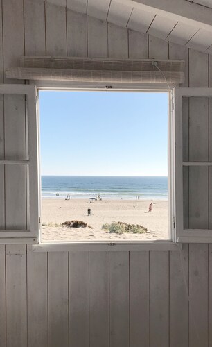 Cabana Azul is a beautiful beach cabin facing the Atlantic.