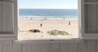 Cabana Azul is a beautiful beach cabin facing the Atlantic.