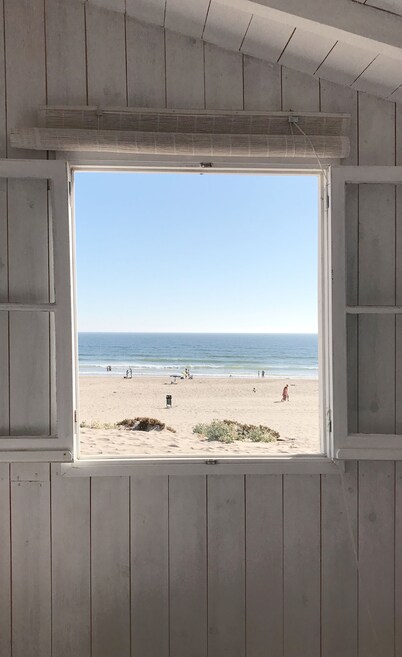 Cabana Azul is a beautiful beach cabin facing the Atlantic.