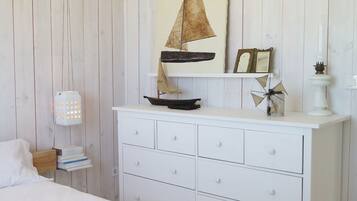 3 slaapkamers, een strijkplank/strijkijzer, wifi, beddengoed