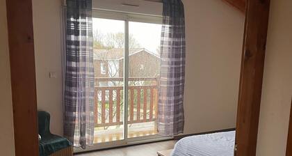 Etage de 60m2 à Votre Entière Disposition, Comprenant 3 Chambres, 1 Sdb, WC