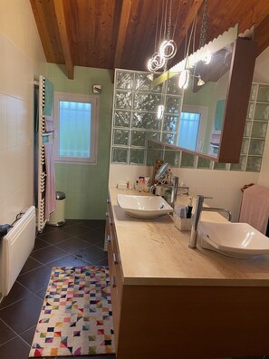 Hårtørrer, håndklæder, Sæbe, Toiletpapir