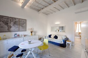 TV, books - Bright Apartment a few steps from Duomo and Train Station. Wifi, A/C, W&D  (Firenze)