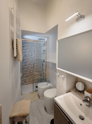 Shower, hair dryer, bidet, towels - Bright Apartment a few steps from Duomo and Train Station. Wifi, A/C, W&D  (Firenze)