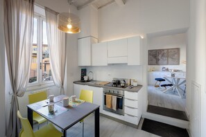 Microwave, oven, stovetop, dishwasher - Bright Apartment a few steps from Duomo and Train Station. Wifi, A/C, W&D  (Firenze)