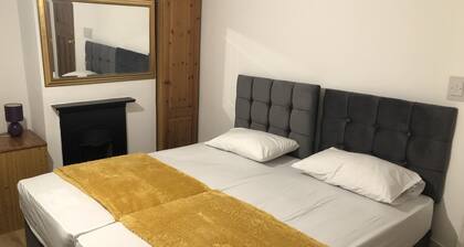 Golden Villa - Charming 3-bed House in Uxbridge