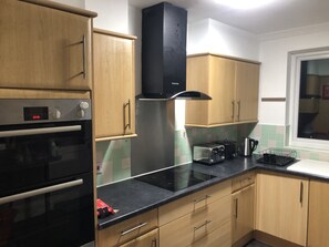 Fridge, microwave, oven, stovetop - Golden Villa - Charming 3-bed House in Uxbridge (Uxbridge)