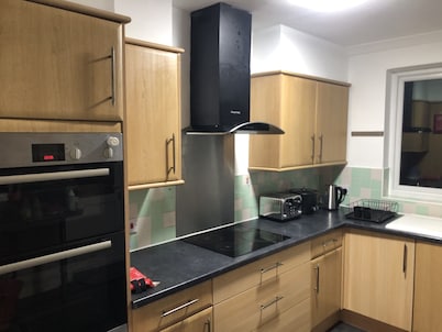 Golden Villa - Charming 3-bed House in Uxbridge