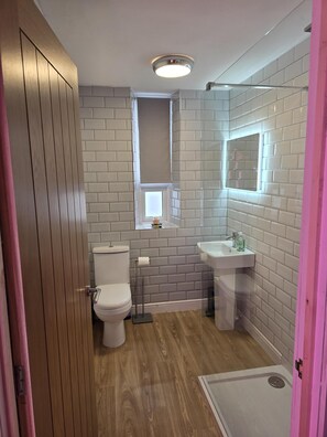 Apartment | Bathroom - Family Holiday Apartment Blackpool South Shore (Blackpool)