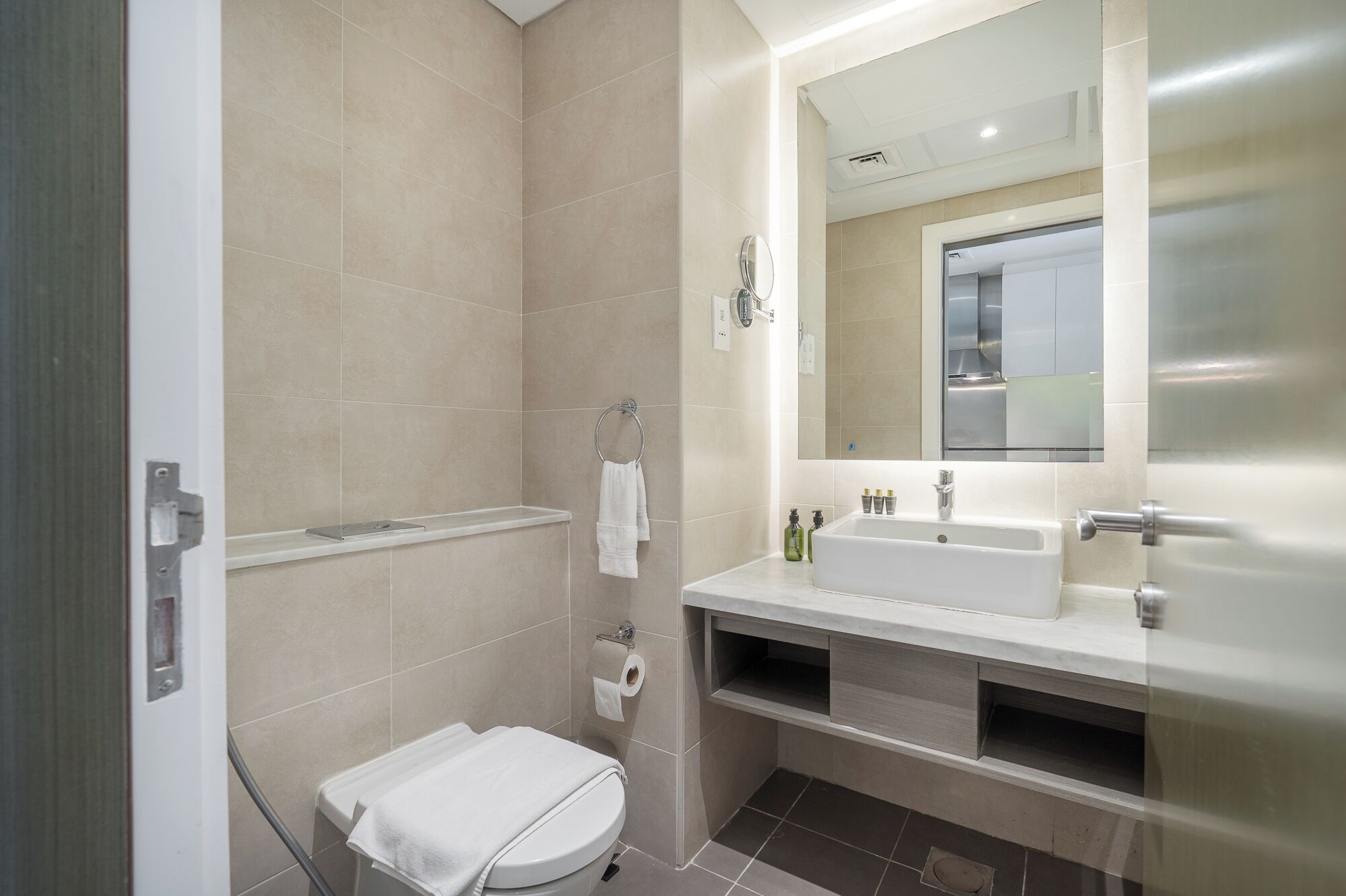 Un baño moderno con ducha, inodoro y lavamanos.