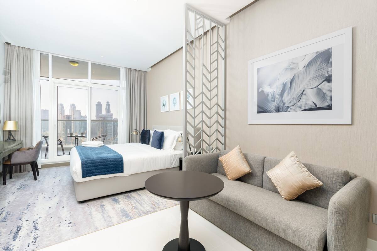 Deluxe Studio, Balcony, Canal View | Iron/ironing board, WiFi (free), individually furnished