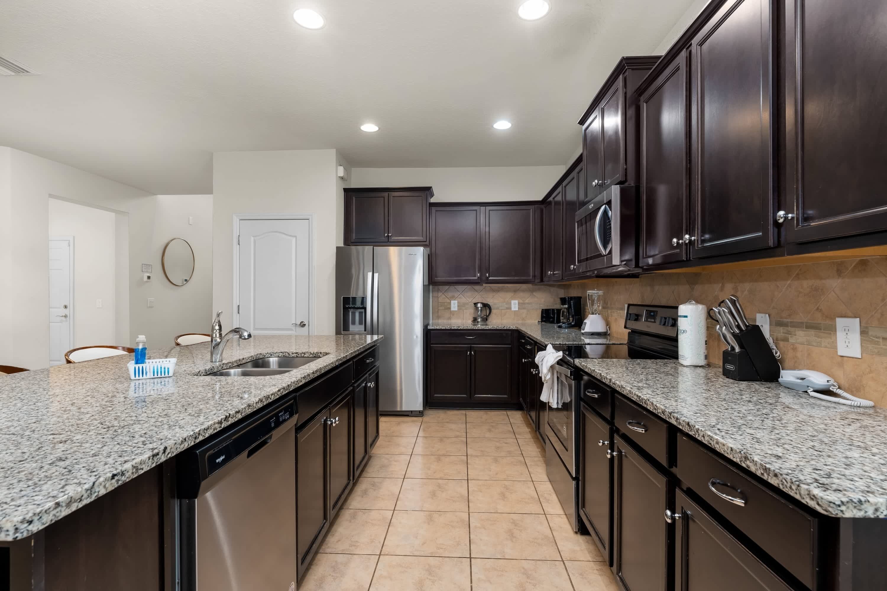 Frigorifero, microonde, forno, piano cottura