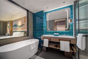 吹风机、浴袍、拖鞋、毛巾