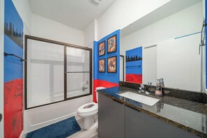 Shower, hair dryer, towels, shampoo - Themed family home w/kids playroom & pool (Kissimmee)