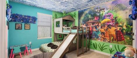 3 habitaciones, tabla de planchar con plancha, wifi y ropa de cama