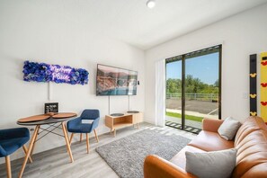 テレビ、書庫、書斎 / ワークスペース