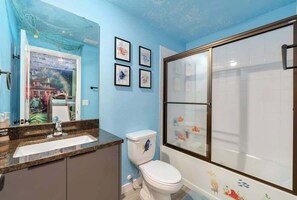 Shower, hair dryer, towels, shampoo - Themed family home w/kids playroom & pool (Kissimmee)
