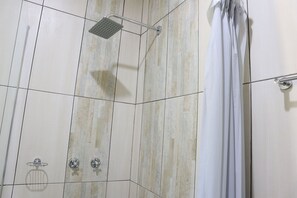 Luxury Double Room | Bathroom - AMARIAH GUESTHOUSE FLOWERTOWN (Kasane)