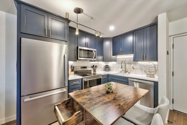 Refrigerador, microondas, horno y parrilla de estufa 