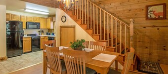 Log Cabin Multi Lvl Queen Wilderness Presidential