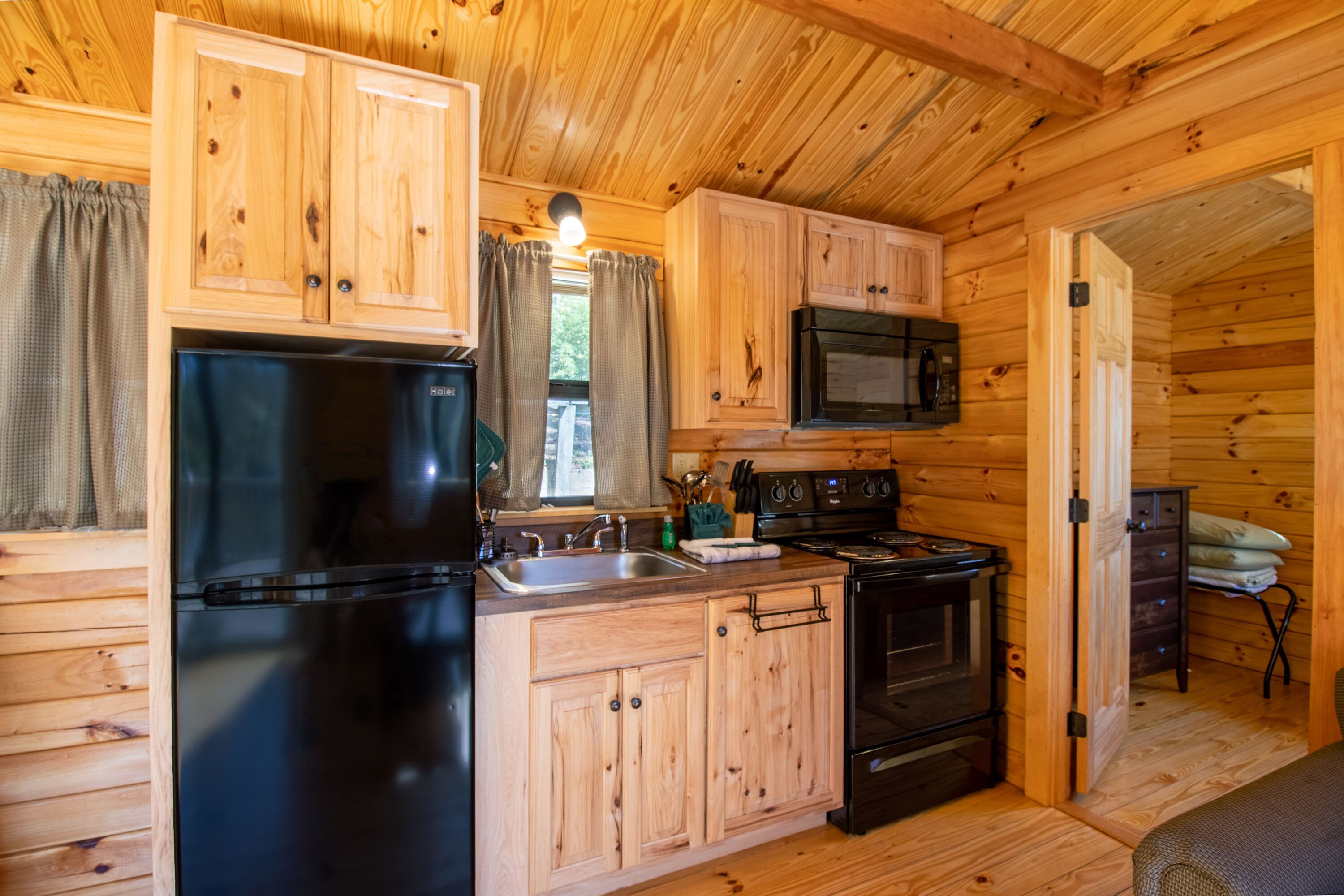 Réfrigérateur, micro-ondes, plaque de cuisson, cafetière/bouilloire