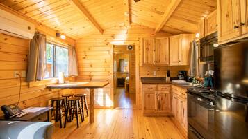 Réfrigérateur, micro-ondes, plaque de cuisson, cafetiÚre/bouilloire