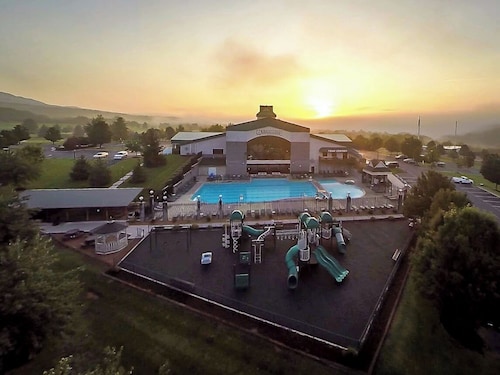 2 Bedroom Townhome, Resort Access! Sauna!