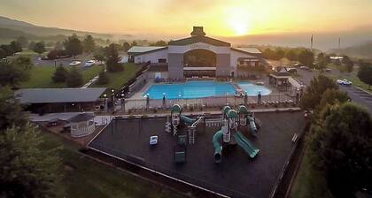 2 Bedroom Townhome, Resort Access! Sauna!